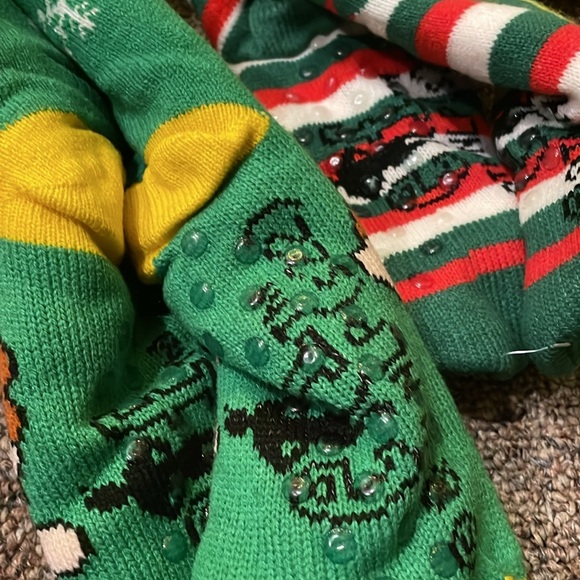 NWT TWO Buddy The Elf Faux Sherpa Lined Soft Non-Slip Green Slipper Socks - Picture 5 of 5